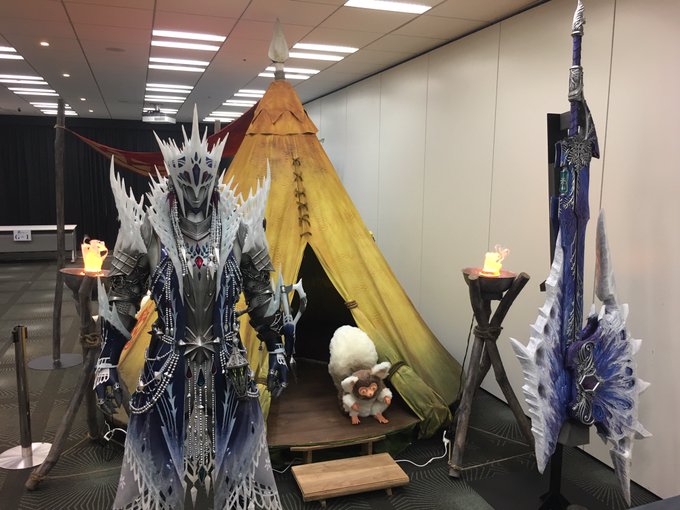 《怪物猎人:世界》冰咒龙套装1:1模型展示,银蓝主色调尽显奢华高贵